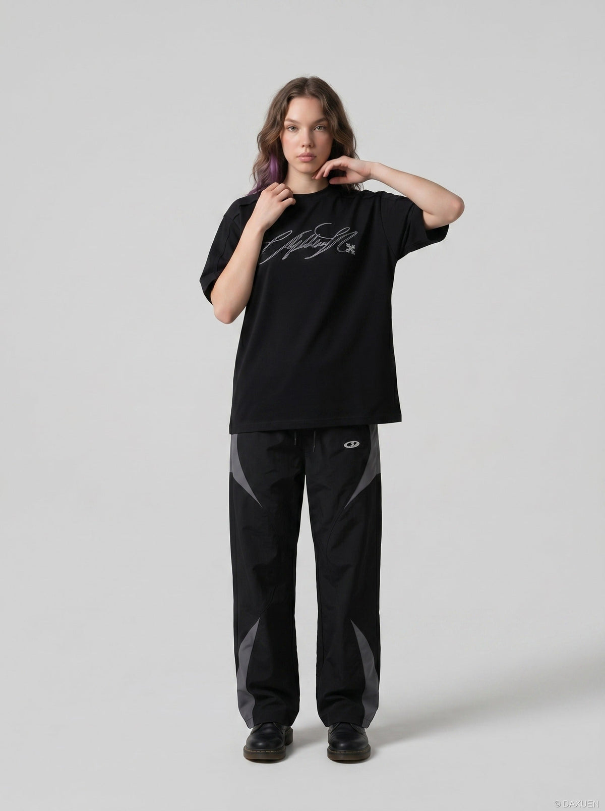 DAXUEN Relaxed-fit short-sleeve T-shirt with script embroidery — model photo