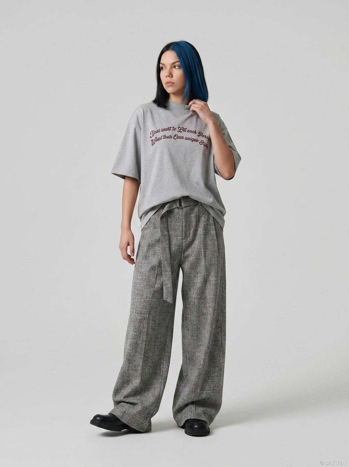 DAXUEN Oversized short-sleeve t-shirt with graphic — model photo