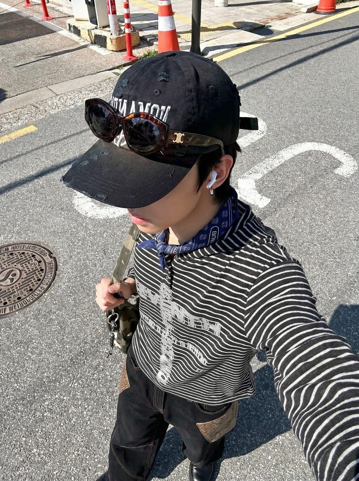 DAXUEN Striped hooded top with graphic print — model photo