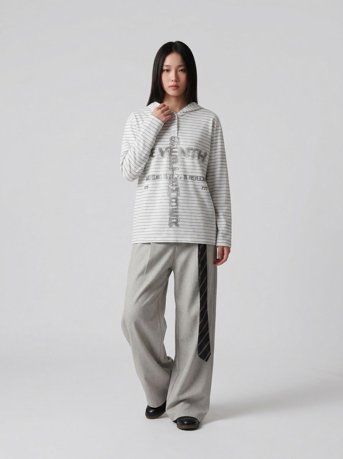 DAXUEN Striped hooded top with graphic print — model photo