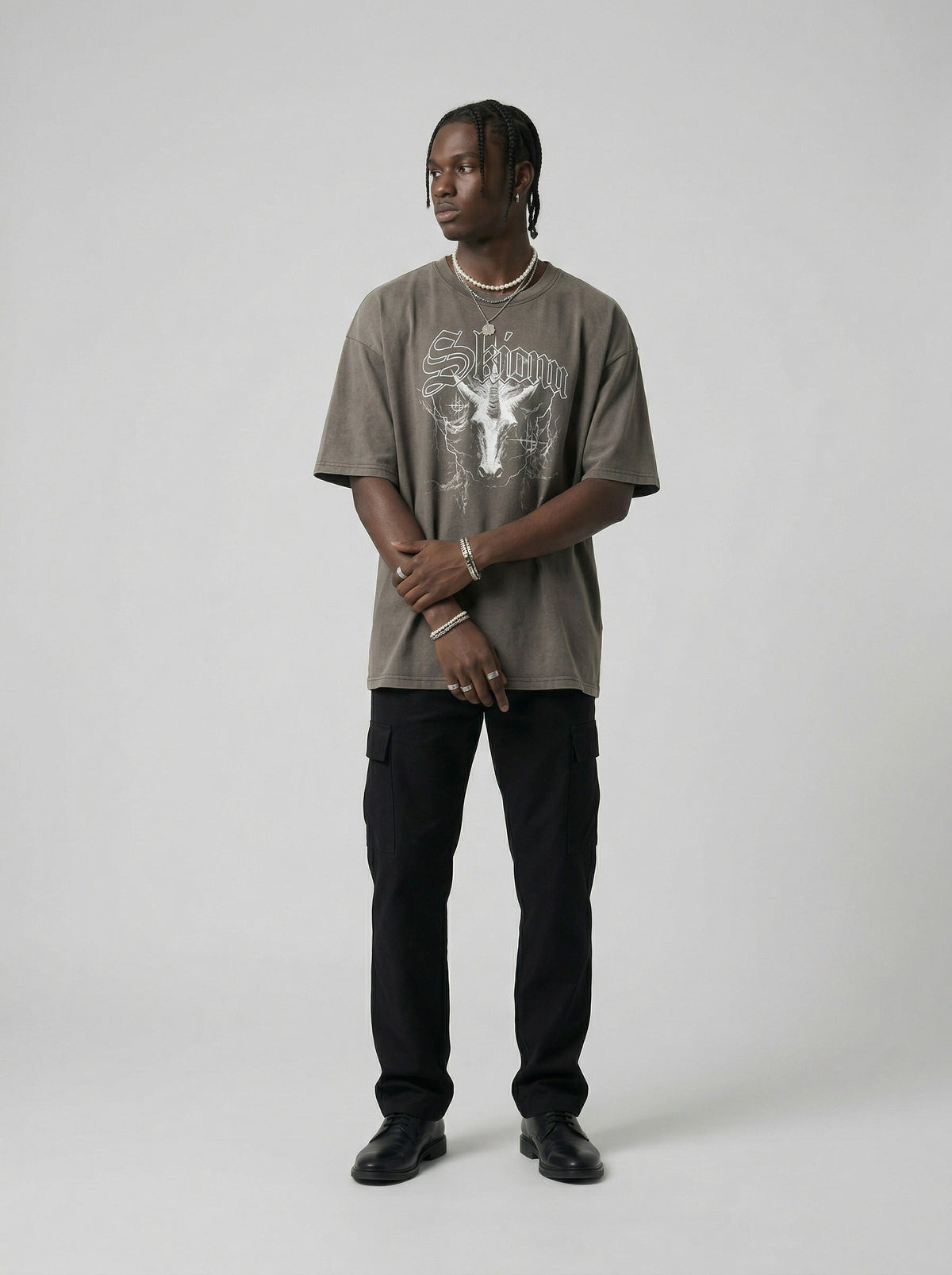 DAXUEN Oversized short-sleeved crew neck graphic t-shirt — model photo