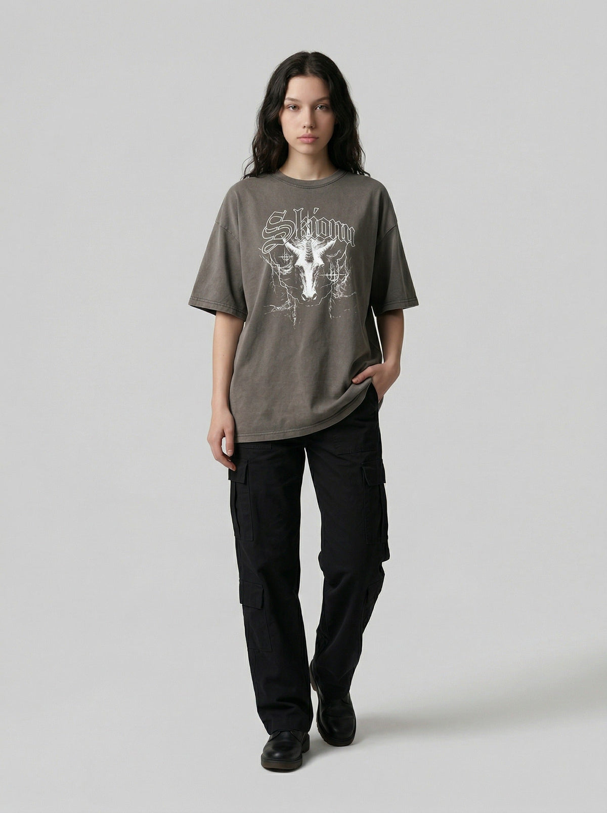 DAXUEN Oversized short-sleeved crew neck graphic t-shirt — model photo