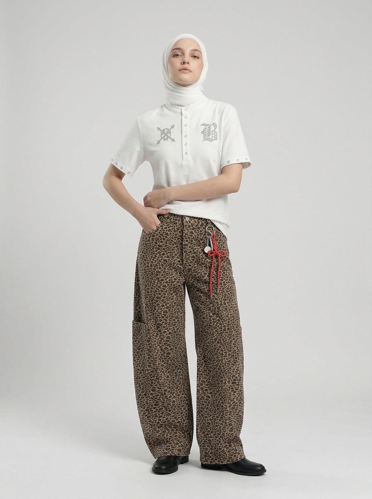 DAXUEN Short-sleeved henley shirt with skull graphic — model photo