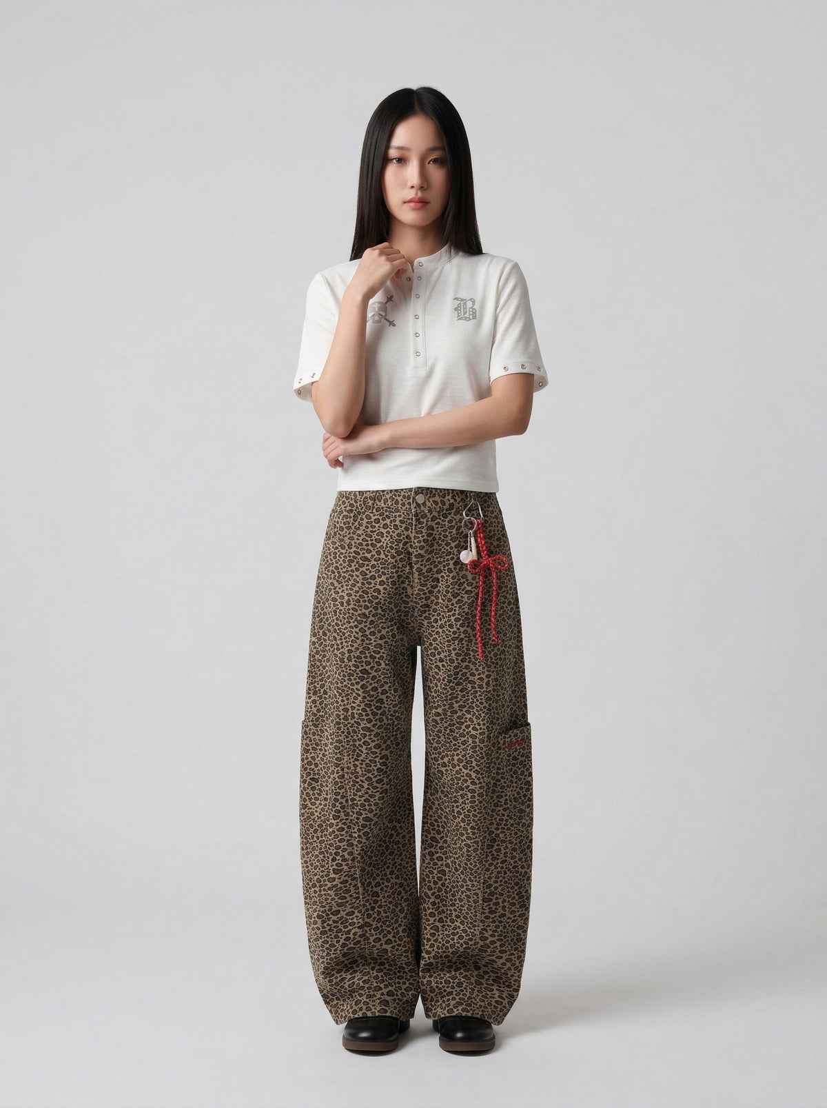 DAXUEN Short-sleeved henley shirt with skull graphic — model photo