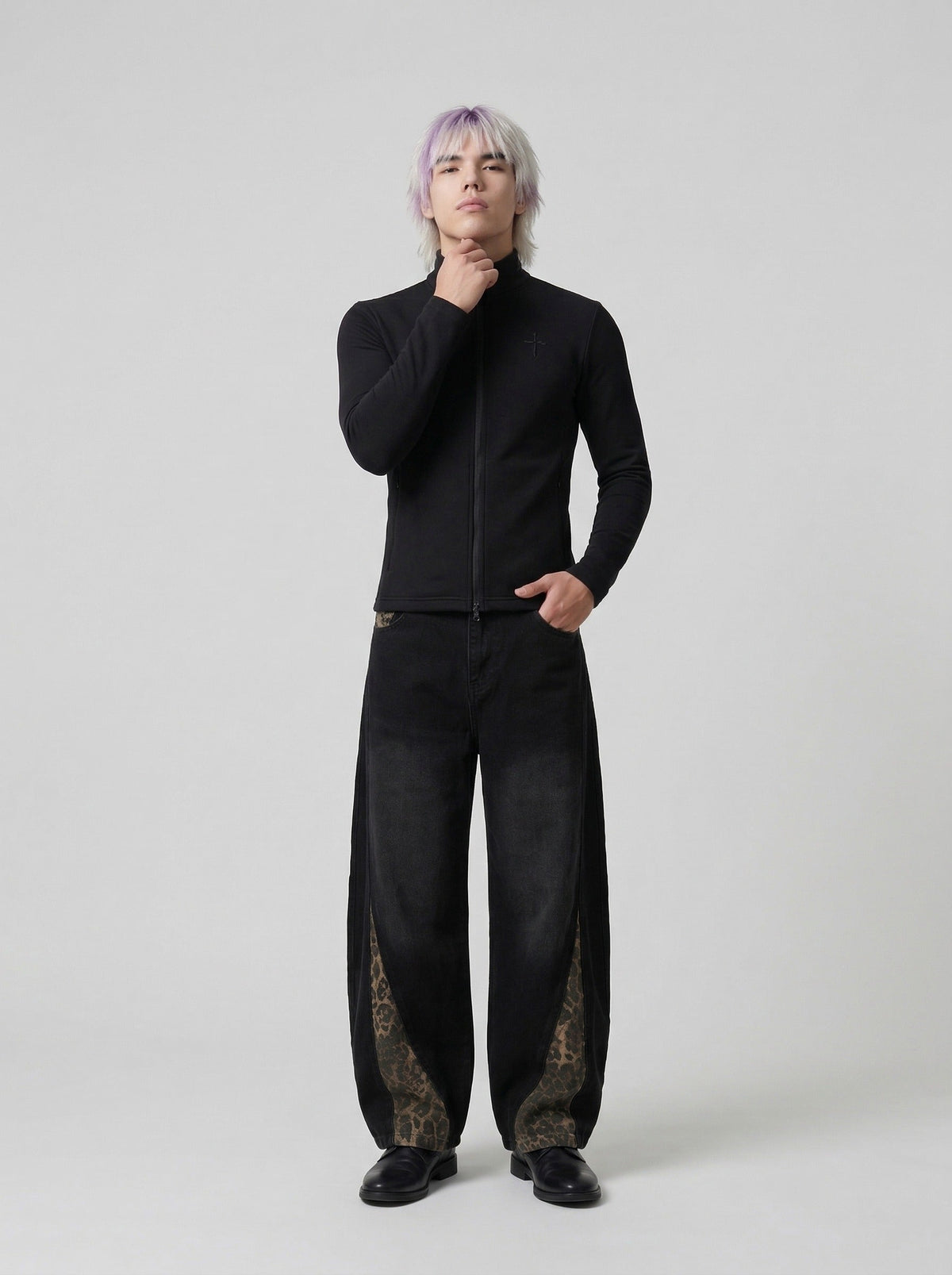 DAXUEN Sleek zip-up athletic jacket with embroidered logo — model photo
