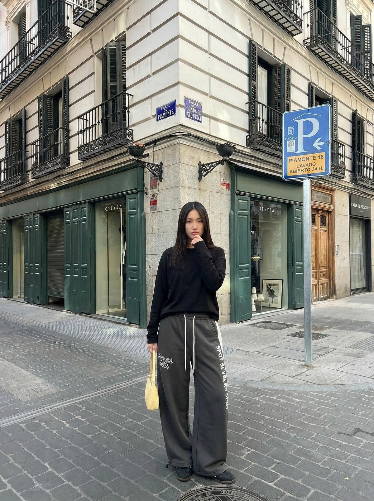 DAXUEN Dark grey wide leg sweatpants with unique graphics — model photo