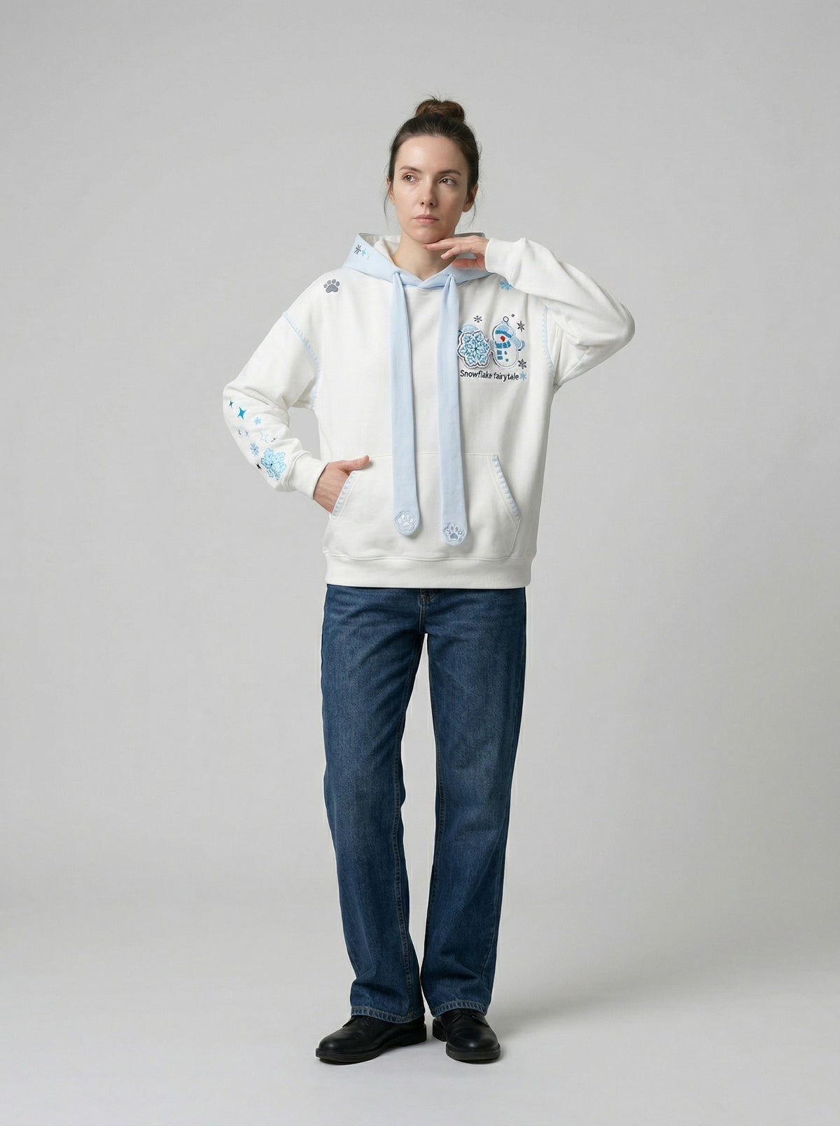DAXUEN Pullover hoodie with snowflake and paw print embroidery — model photo