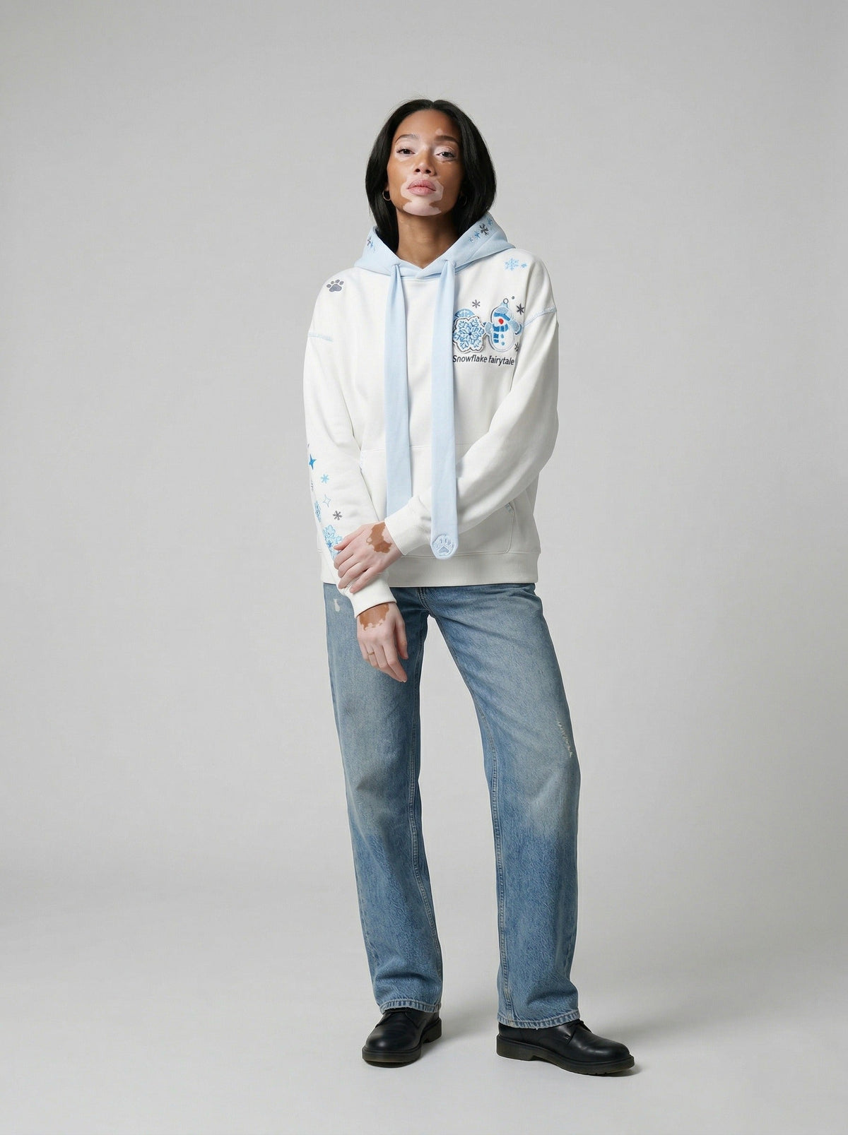 DAXUEN Pullover hoodie with snowflake and paw print embroidery — model photo