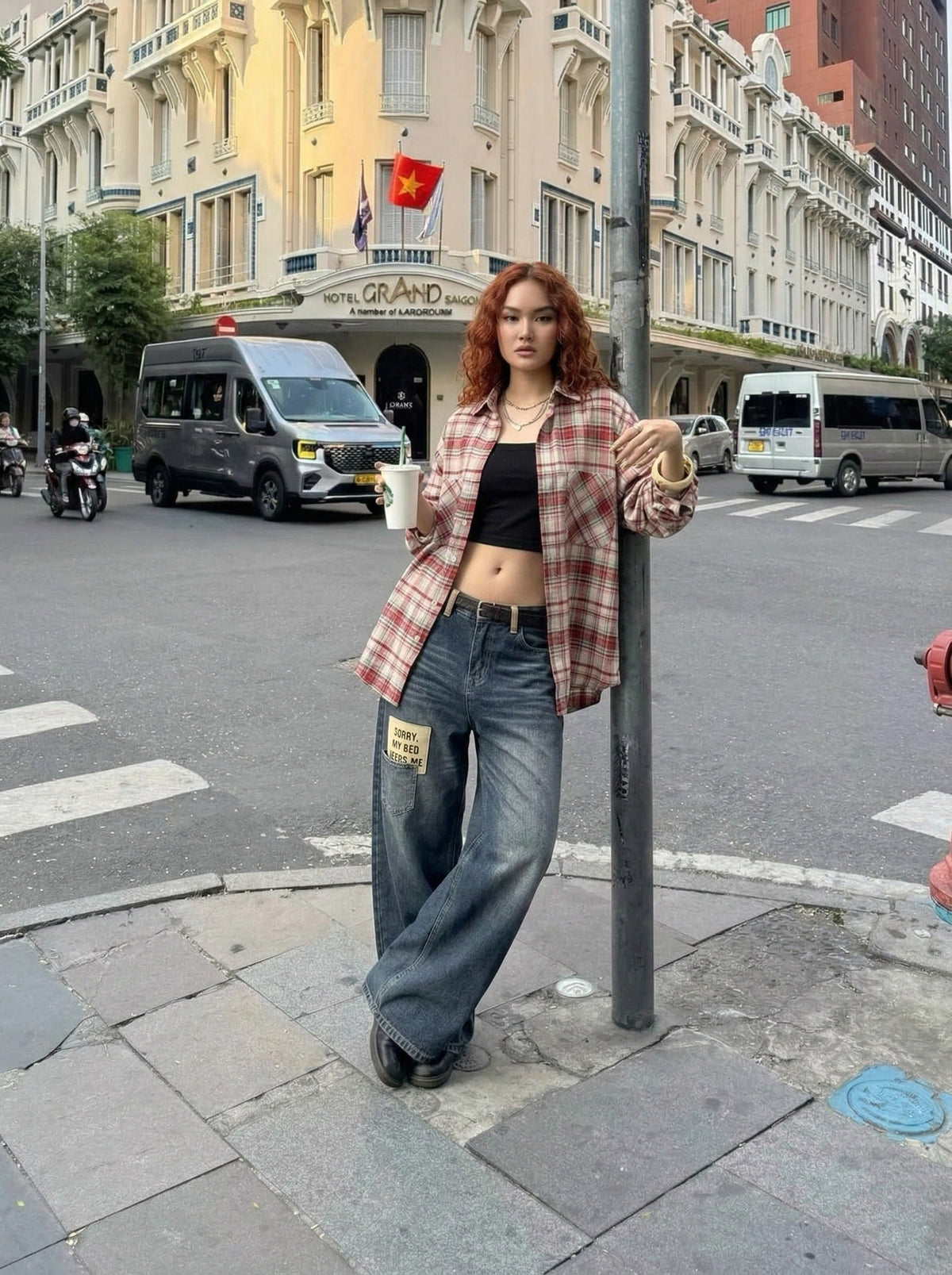 DAXUEN Wide-leg baggy jeans with distressed dark blue denim — model photo