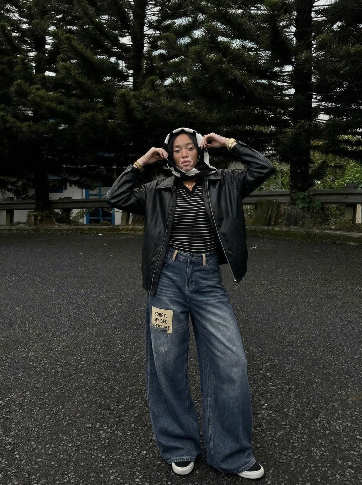 DAXUEN Wide-leg baggy jeans with distressed dark blue denim — model photo