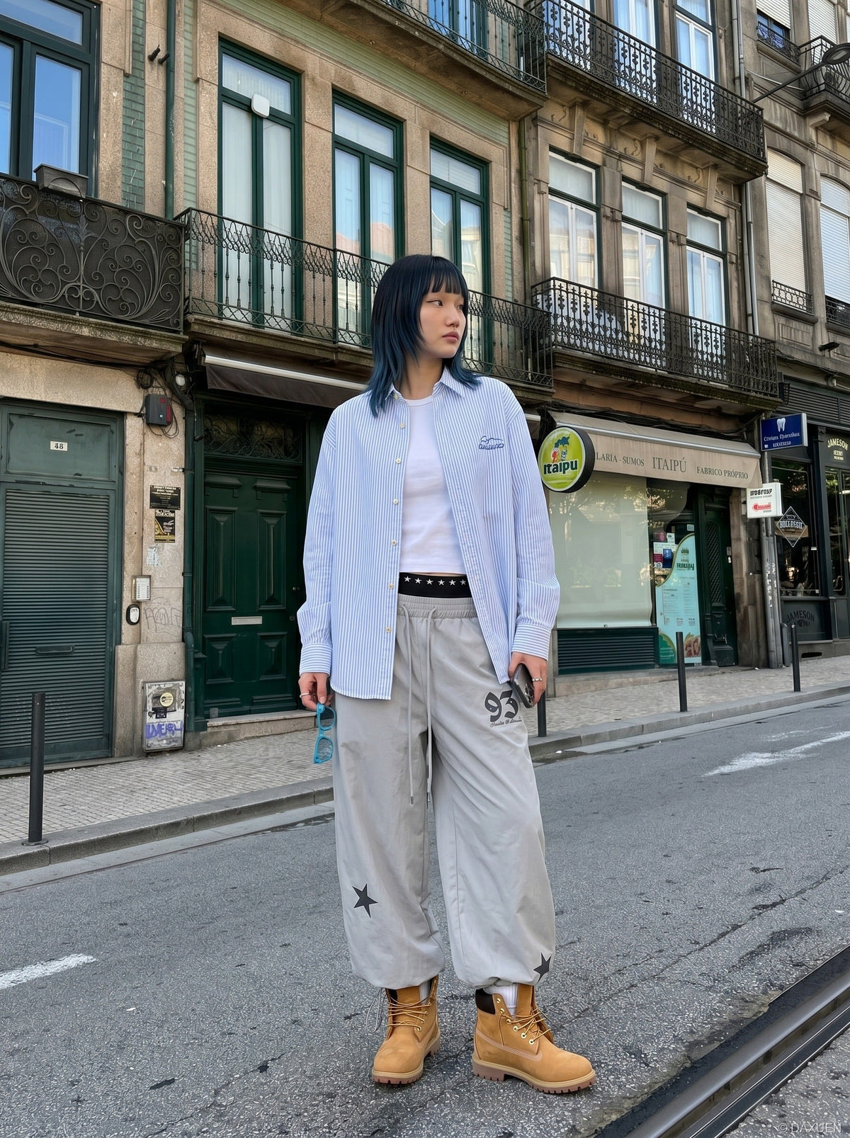 DAXUEN Wide-leg track pants with star graphics — model photo