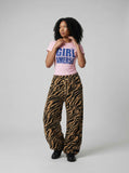 DAXUEN Star print crew neck T-shirt with bold text — model photo