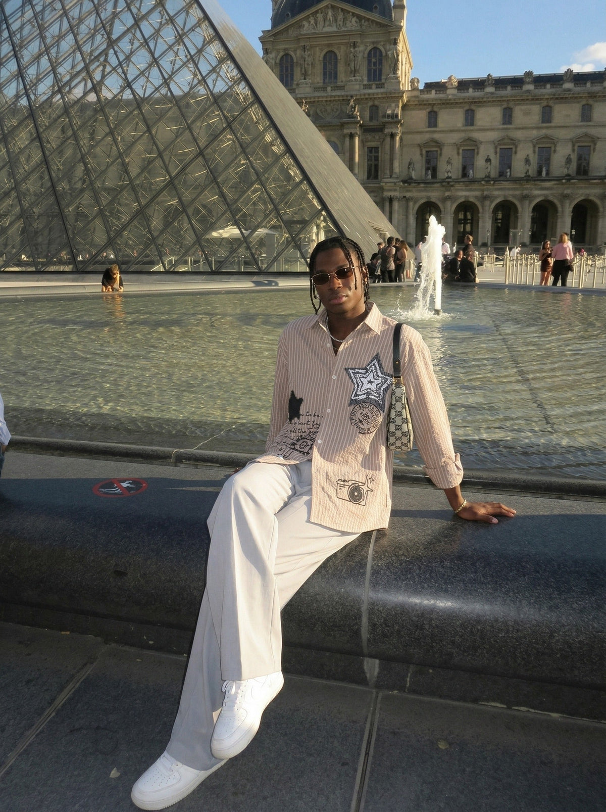 DAXUEN Loose-fitting long-sleeved collared shirt with star graphics — model photo