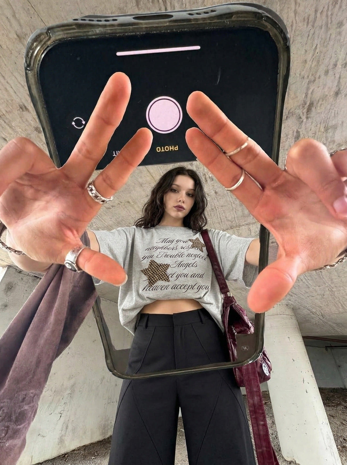 DAXUEN Oversized short-sleeved T-shirt with graphic text and star patches — model photo