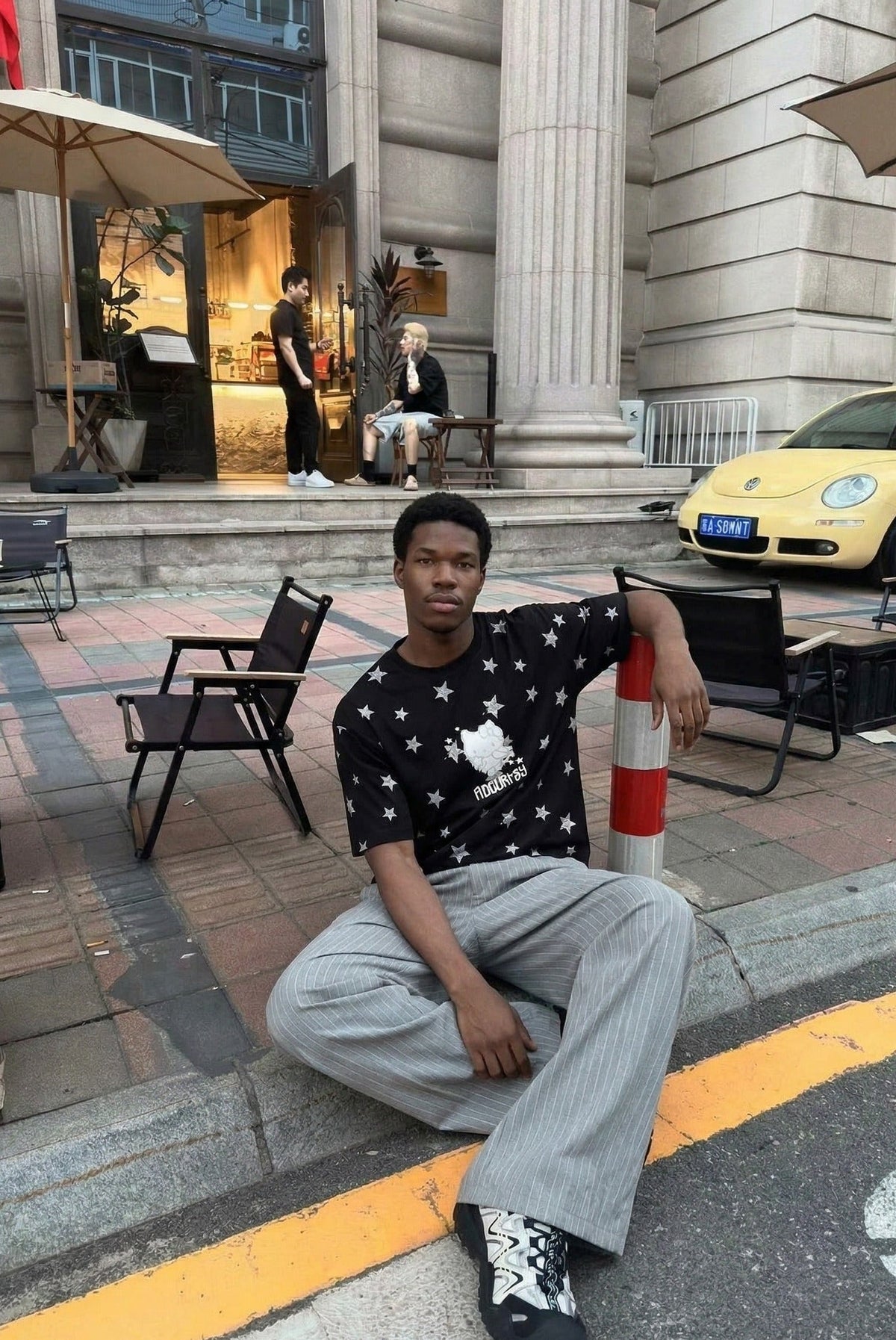 DAXUEN Starry graphic crew neck T-shirt — model photo