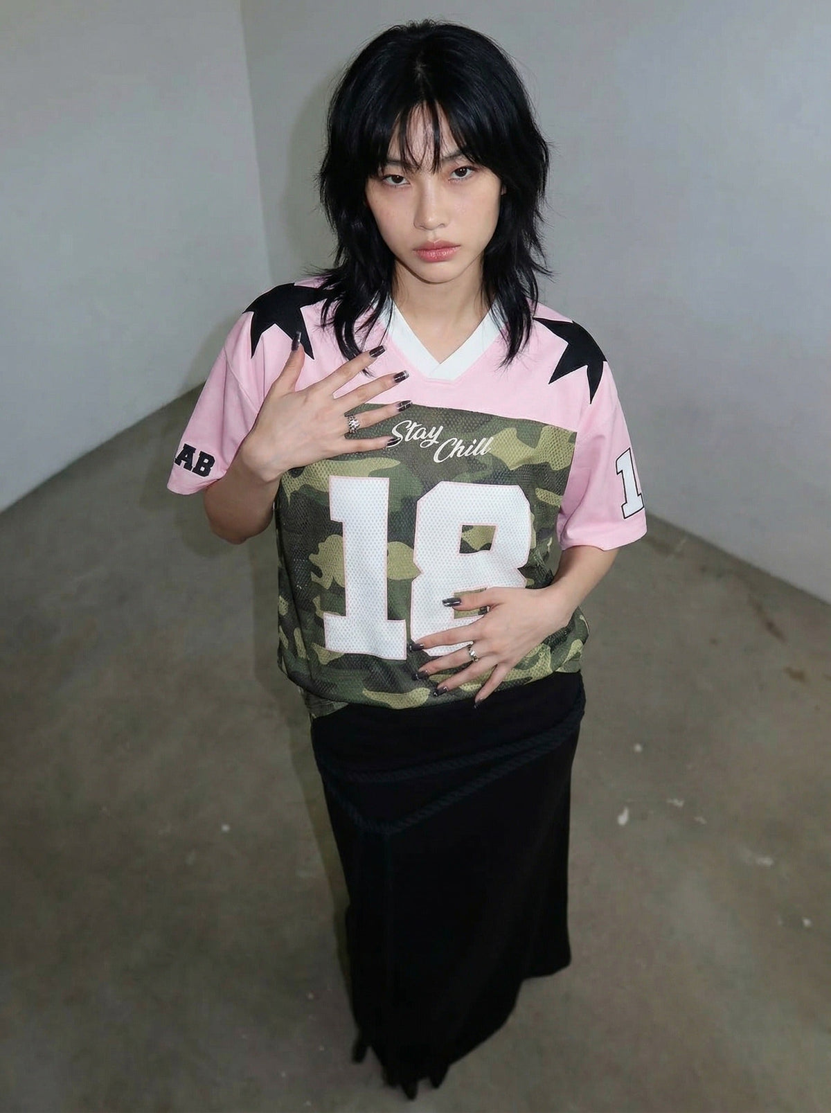 DAXUEN Short-sleeve camouflage jersey t-shirt with graphic details — model photo