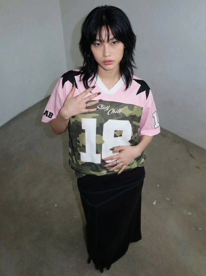 DAXUEN Short-sleeve camouflage jersey t-shirt with graphic details — model photo