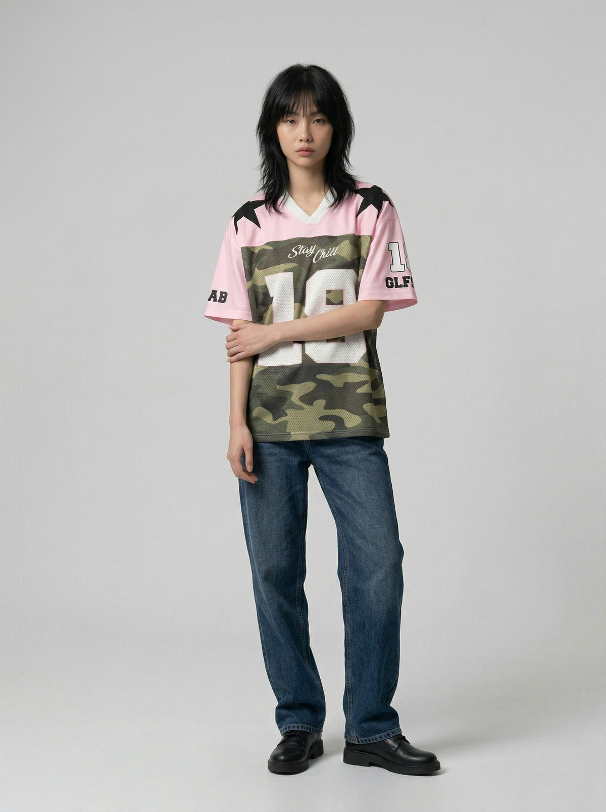 DAXUEN Short-sleeve camouflage jersey t-shirt with graphic details — model photo