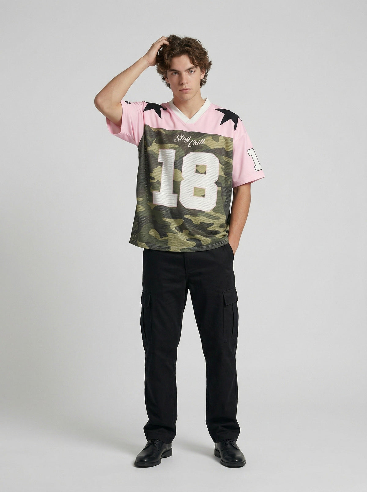 DAXUEN Short-sleeve camouflage jersey t-shirt with graphic details — model photo