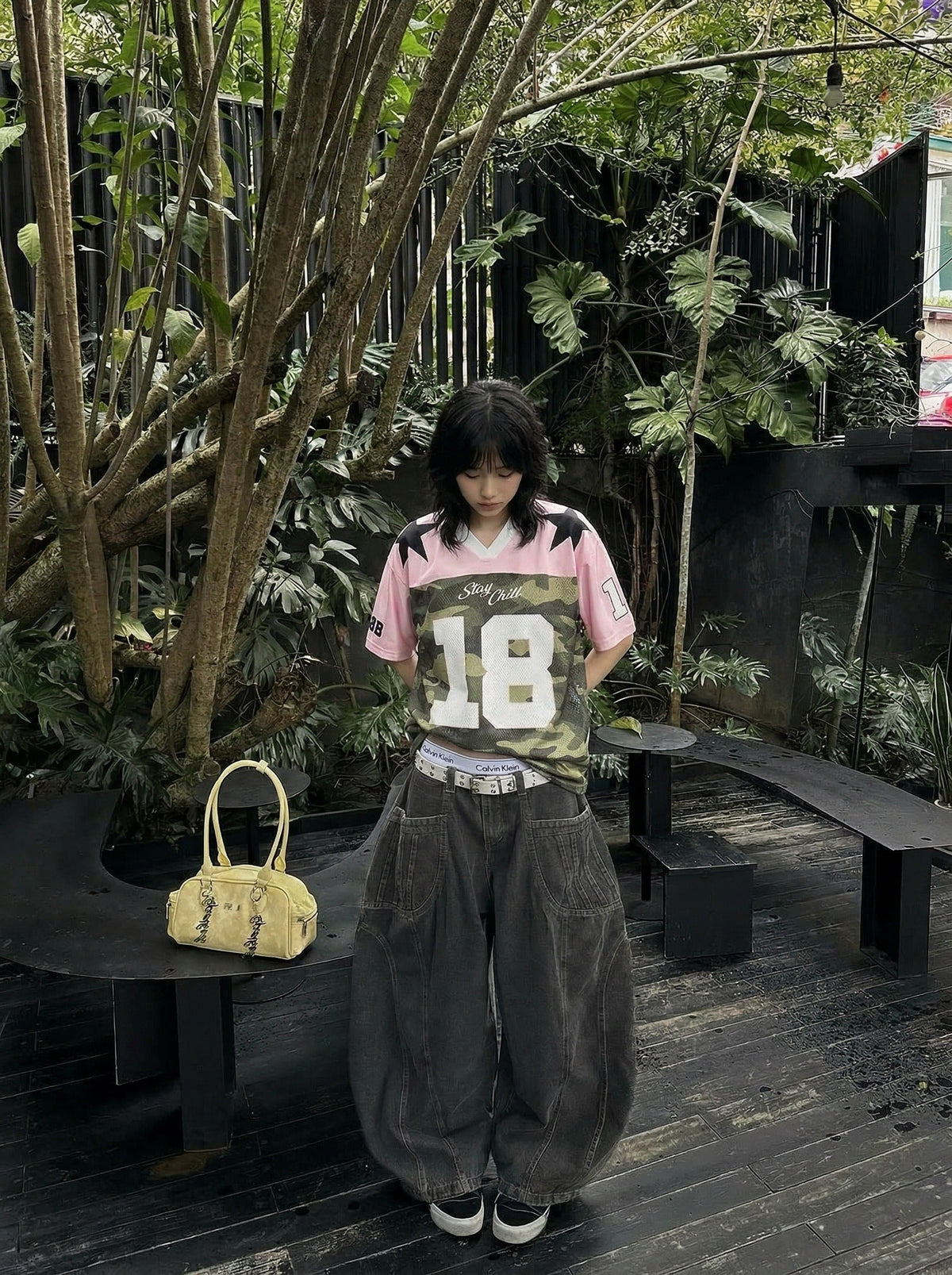 DAXUEN Short-sleeve camouflage jersey t-shirt with graphic details — model photo