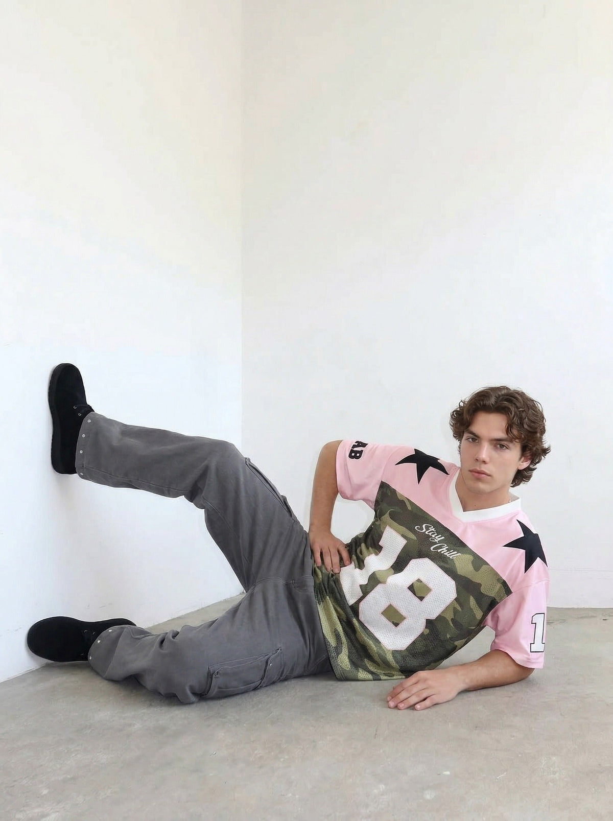 DAXUEN Short-sleeve camouflage jersey t-shirt with graphic details — model photo