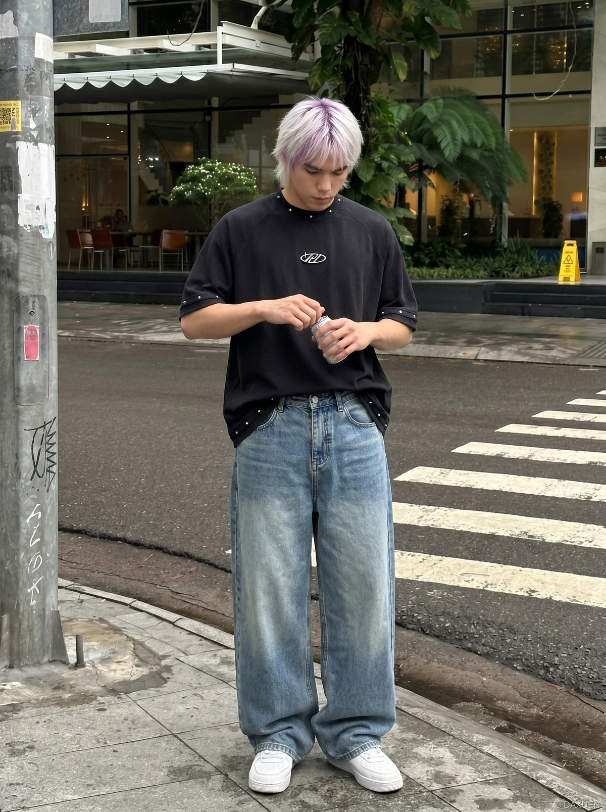 DAXUEN Studded abstract logo short-sleeved t-shirt — model photo