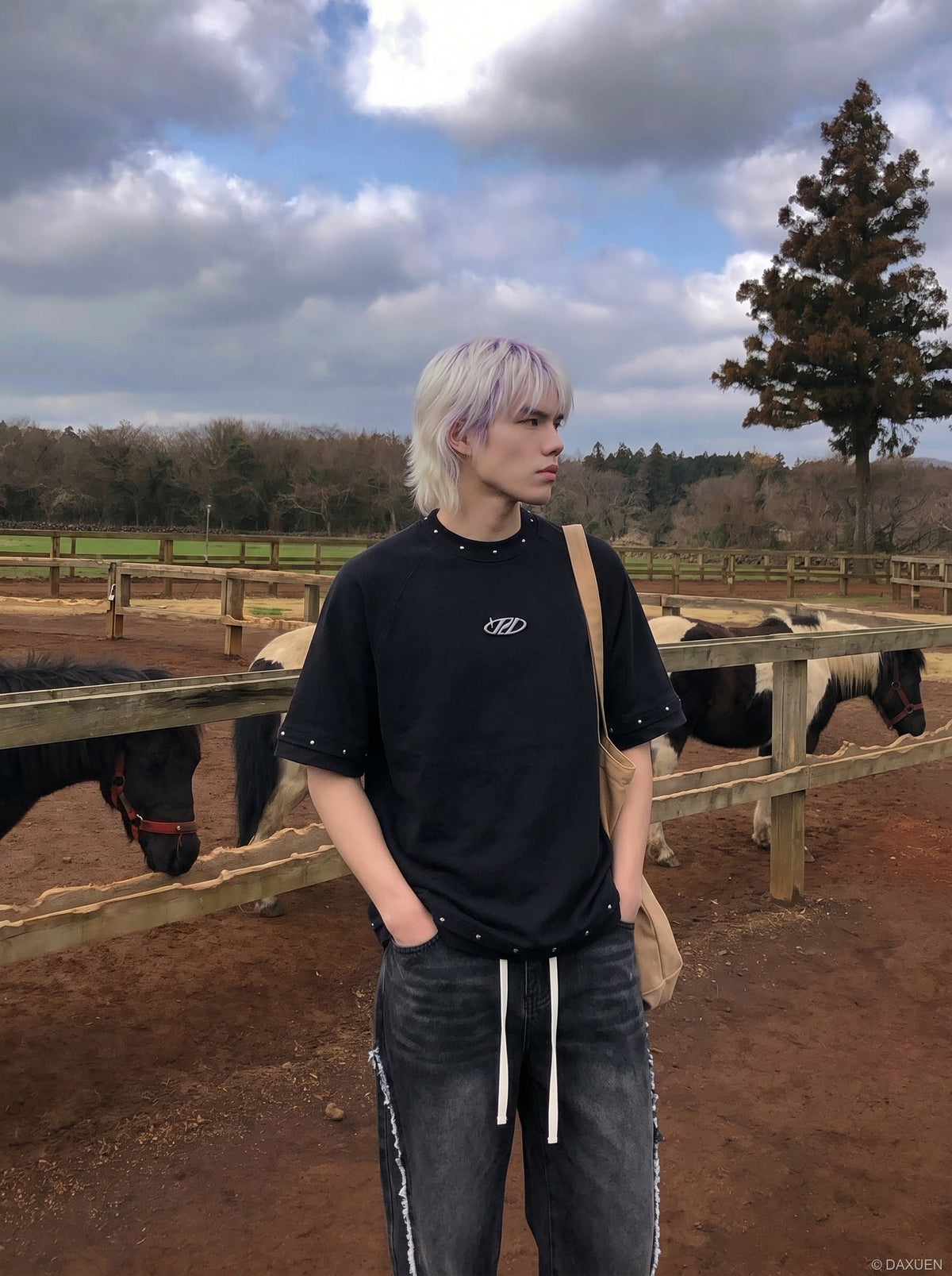 DAXUEN Studded abstract logo short-sleeved t-shirt — model photo