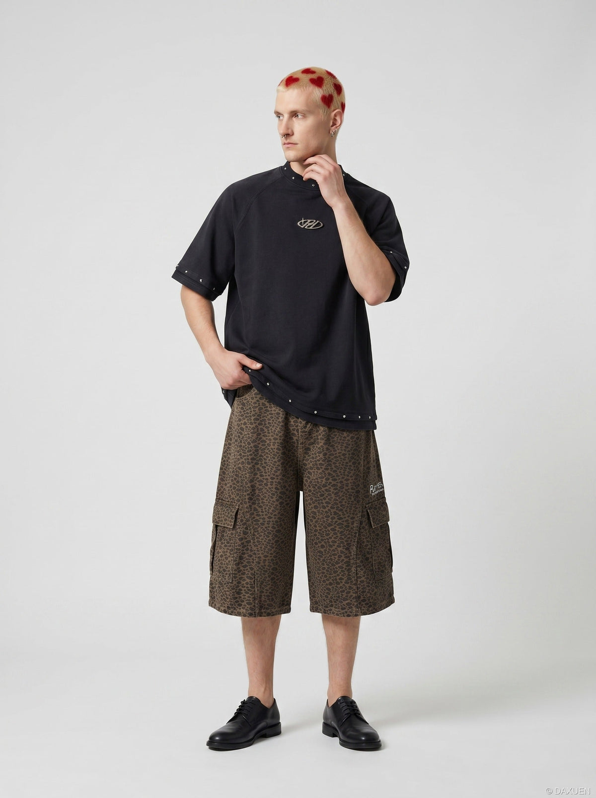 DAXUEN Studded abstract logo short-sleeved t-shirt — model photo