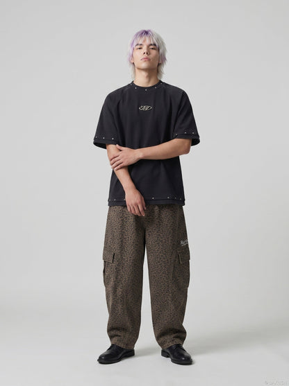 DAXUEN Studded abstract logo short-sleeved t-shirt — model photo