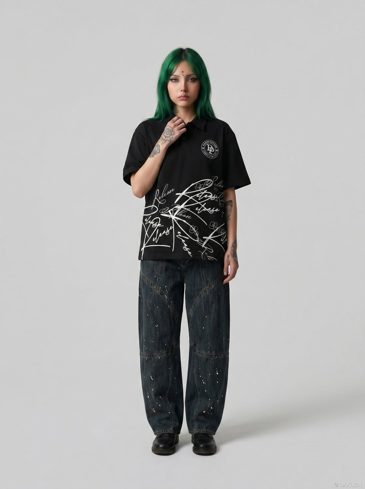 DAXUEN Short-sleeved polo shirt with embroidered logo and script print — model photo