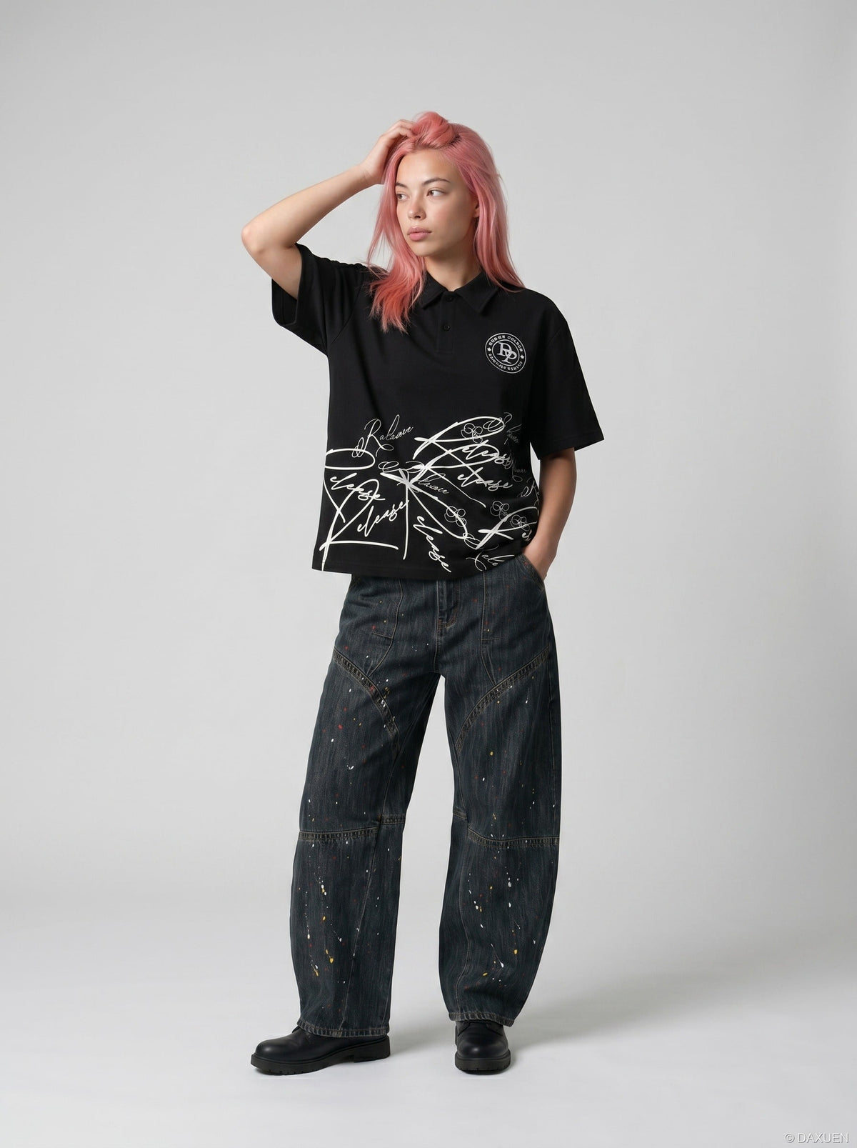 DAXUEN Short-sleeved polo shirt with embroidered logo and script print — model photo