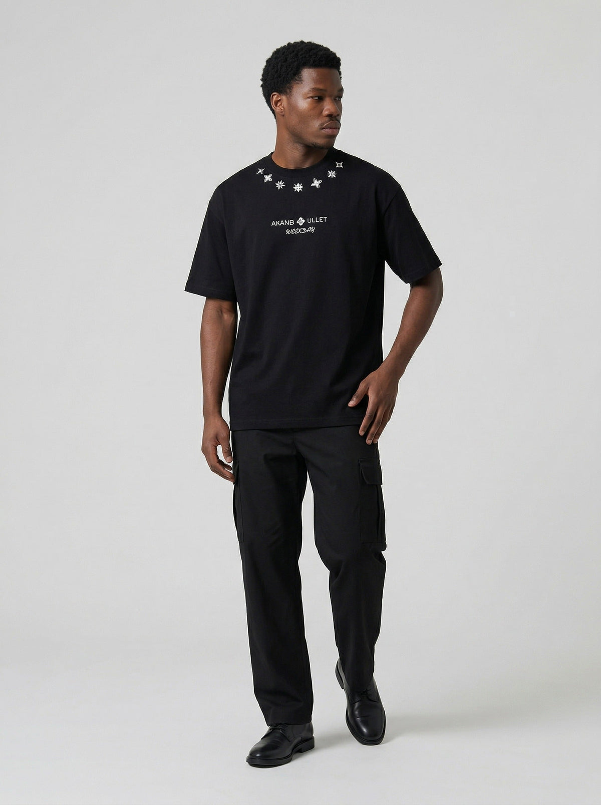 DAXUEN Short-sleeved relaxed-fit t-shirt with floral embroidery — model photo
