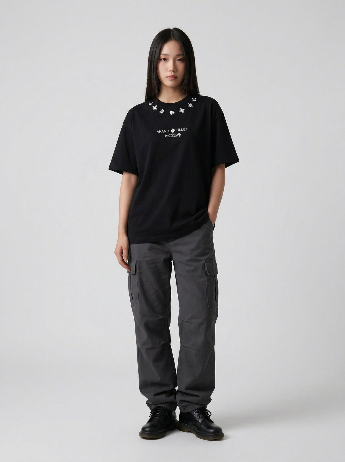 DAXUEN Short-sleeved relaxed-fit t-shirt with floral embroidery — model photo