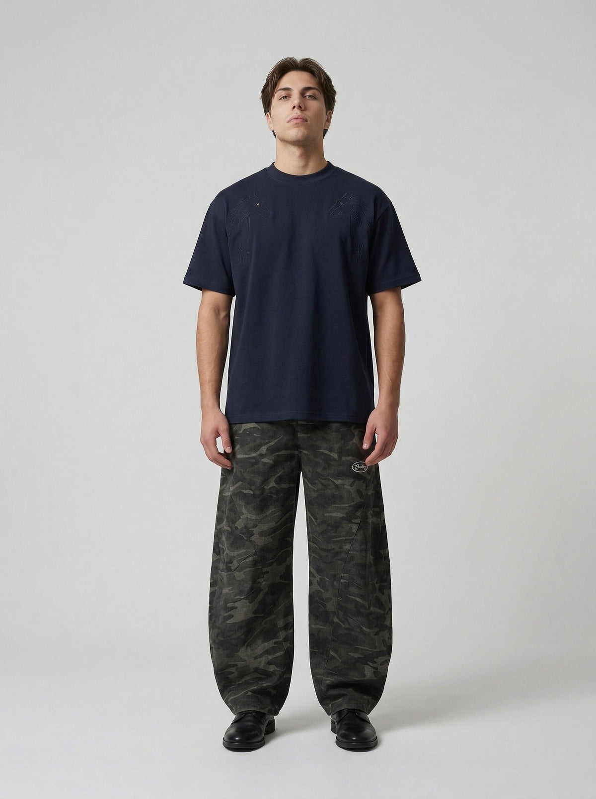 DAXUEN Short-sleeved crew-neck T-shirt with horse head embroidery — model photo