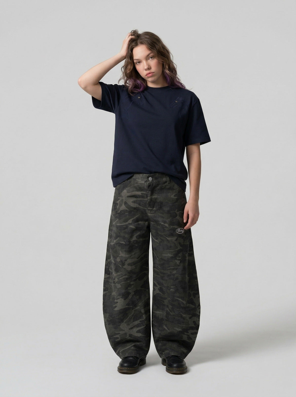 DAXUEN Short-sleeved crew-neck T-shirt with horse head embroidery — model photo