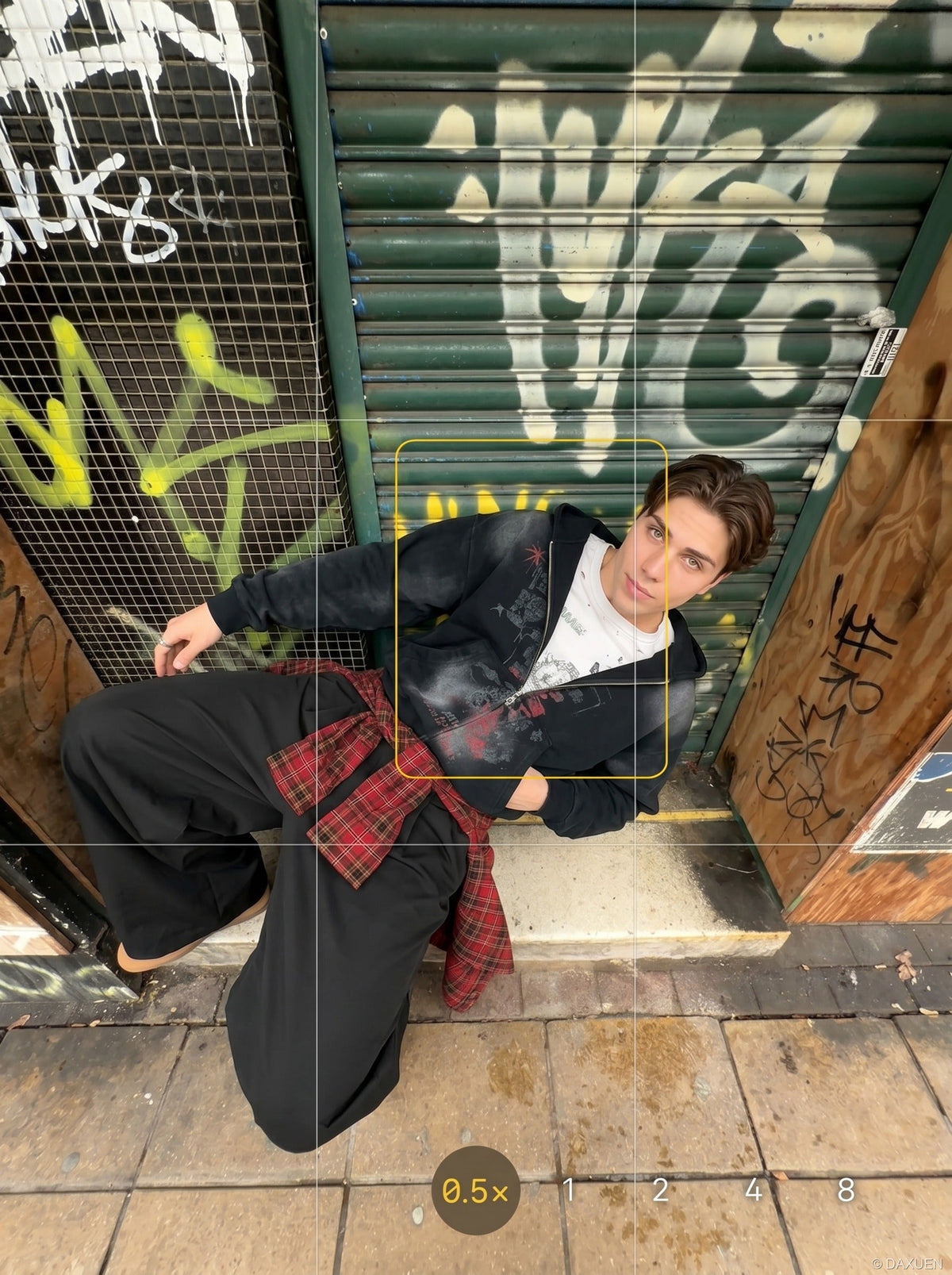 DAXUEN Men's tailored wide-leg trousers in dark grey and black — model photo