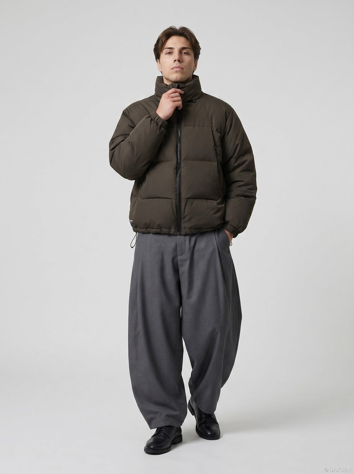 DAXUEN Men's tailored wide-leg trousers in dark grey and black — model photo