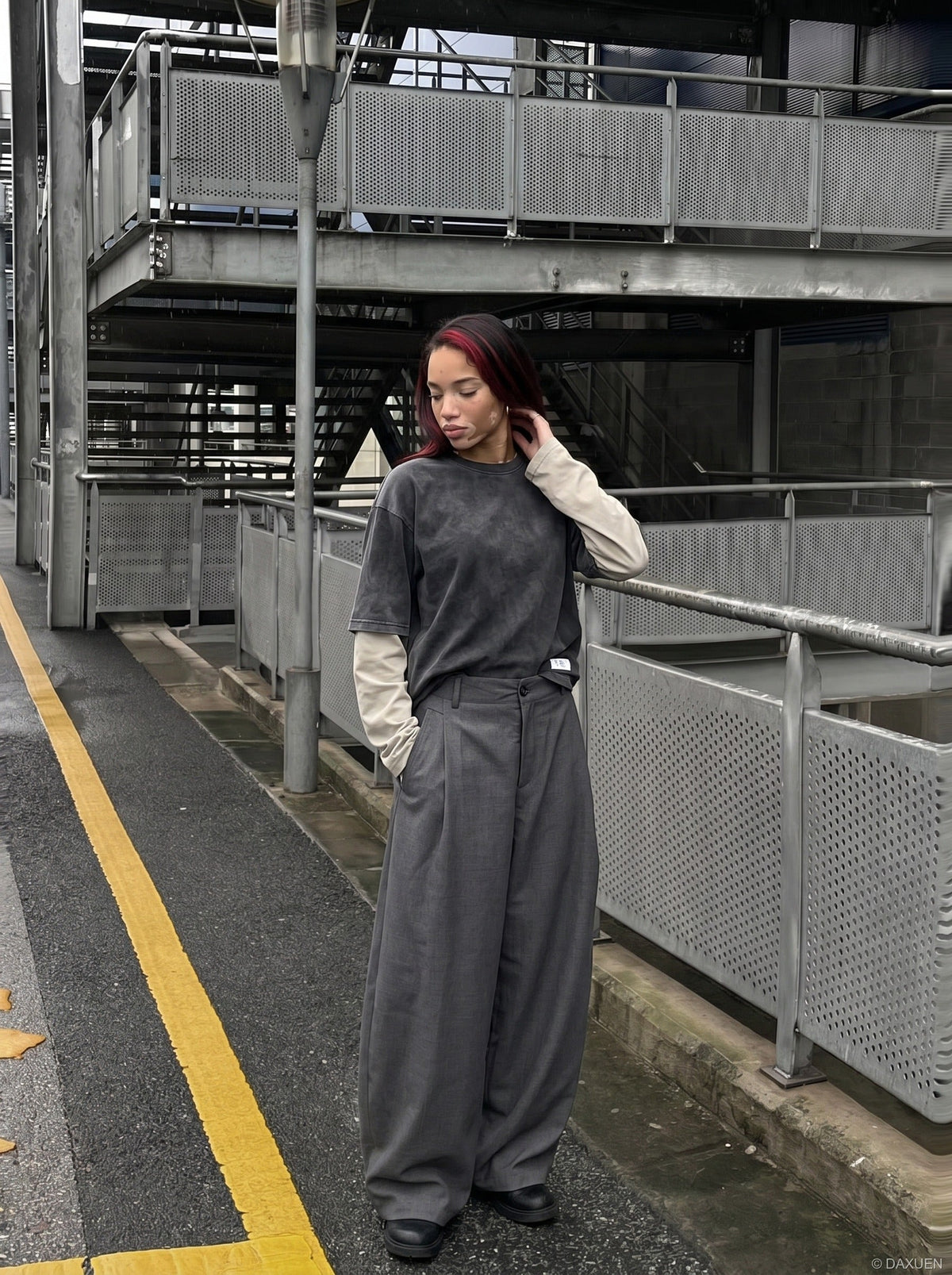 DAXUEN Men's tailored wide-leg trousers in dark grey and black — model photo