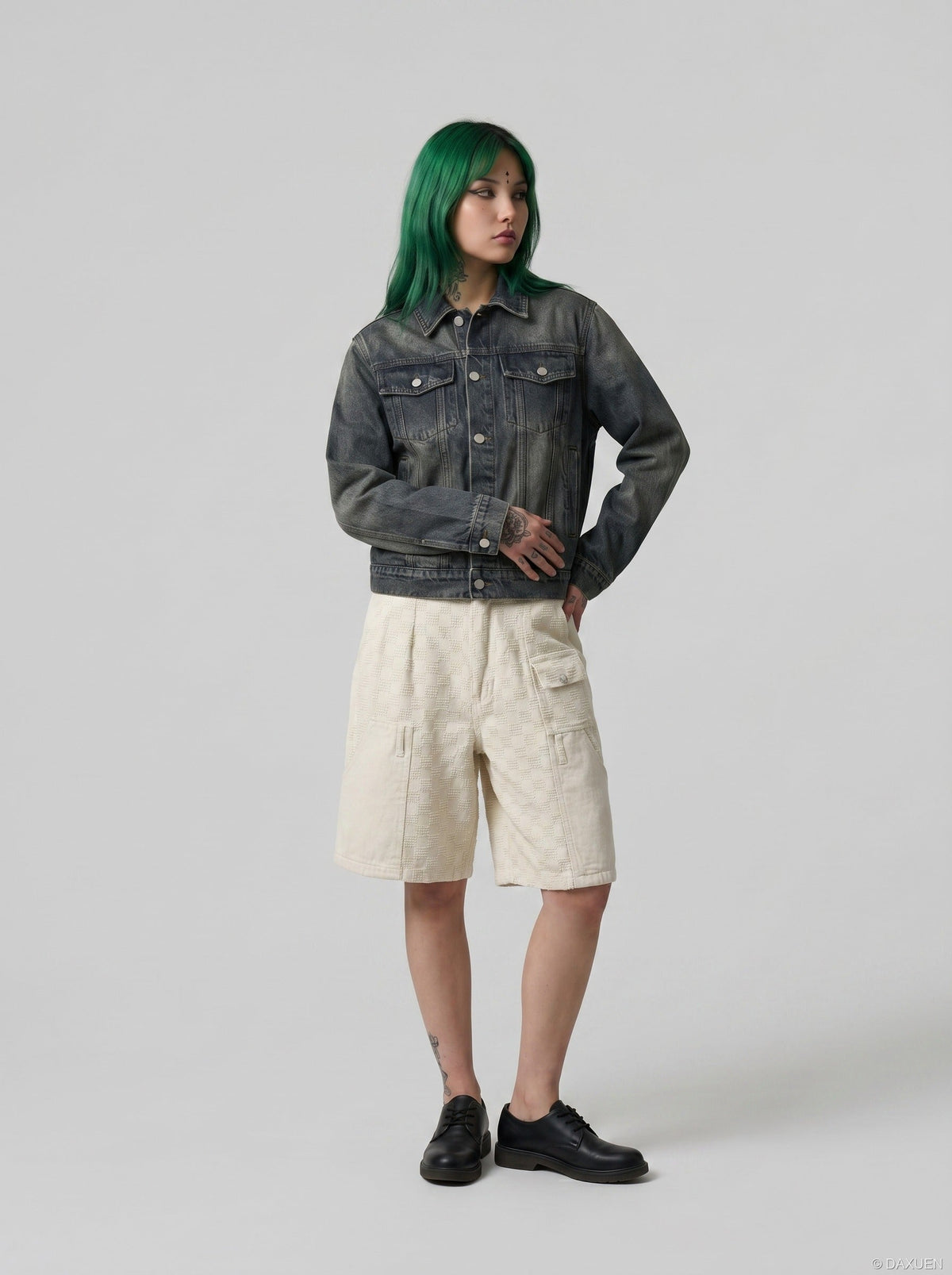DAXUEN Textured cargo shorts with pockets and a unique pattern — model photo