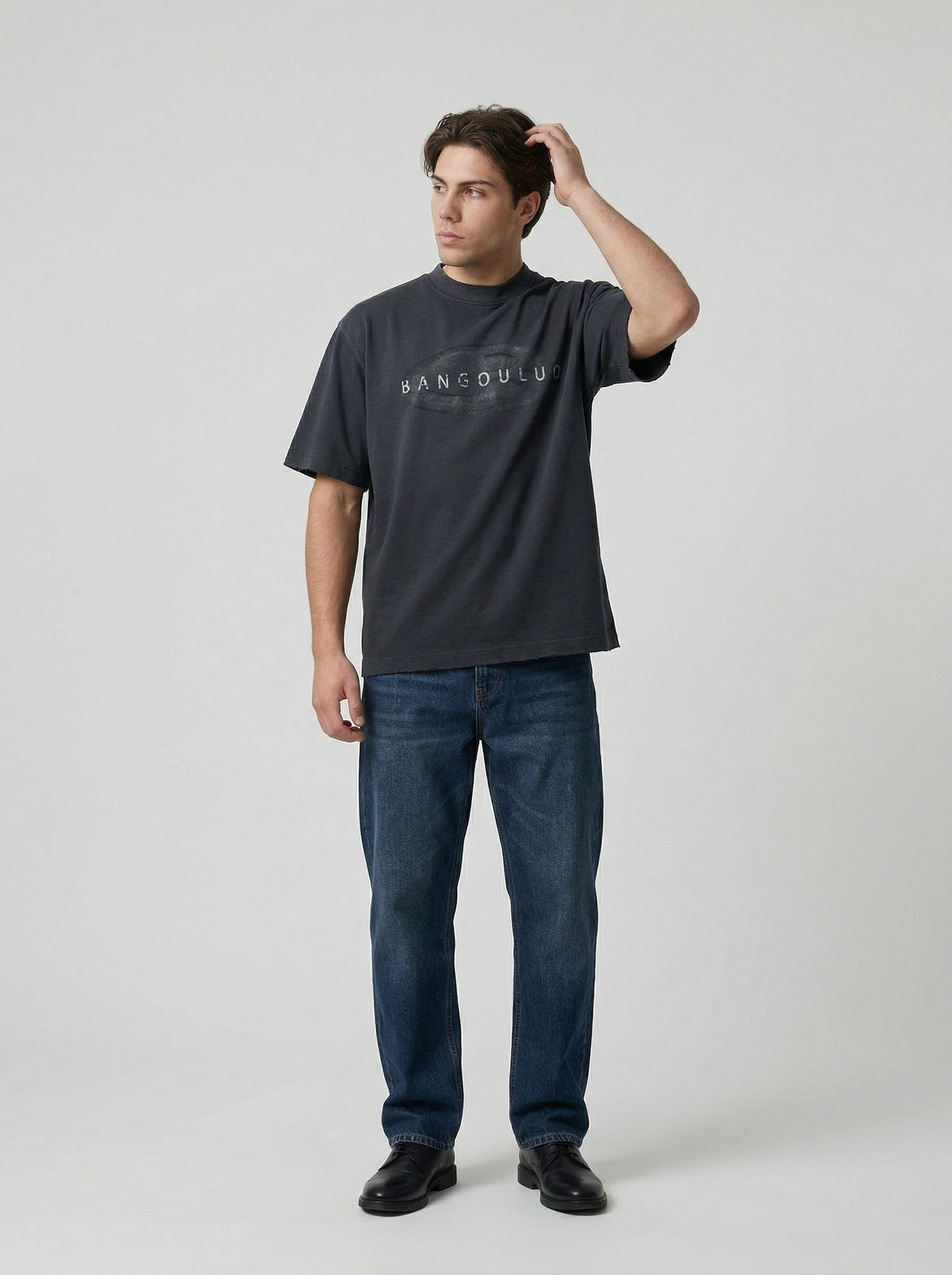 DAXUEN Relaxed-fit short-sleeved T-shirt with abstract graphic — model photo