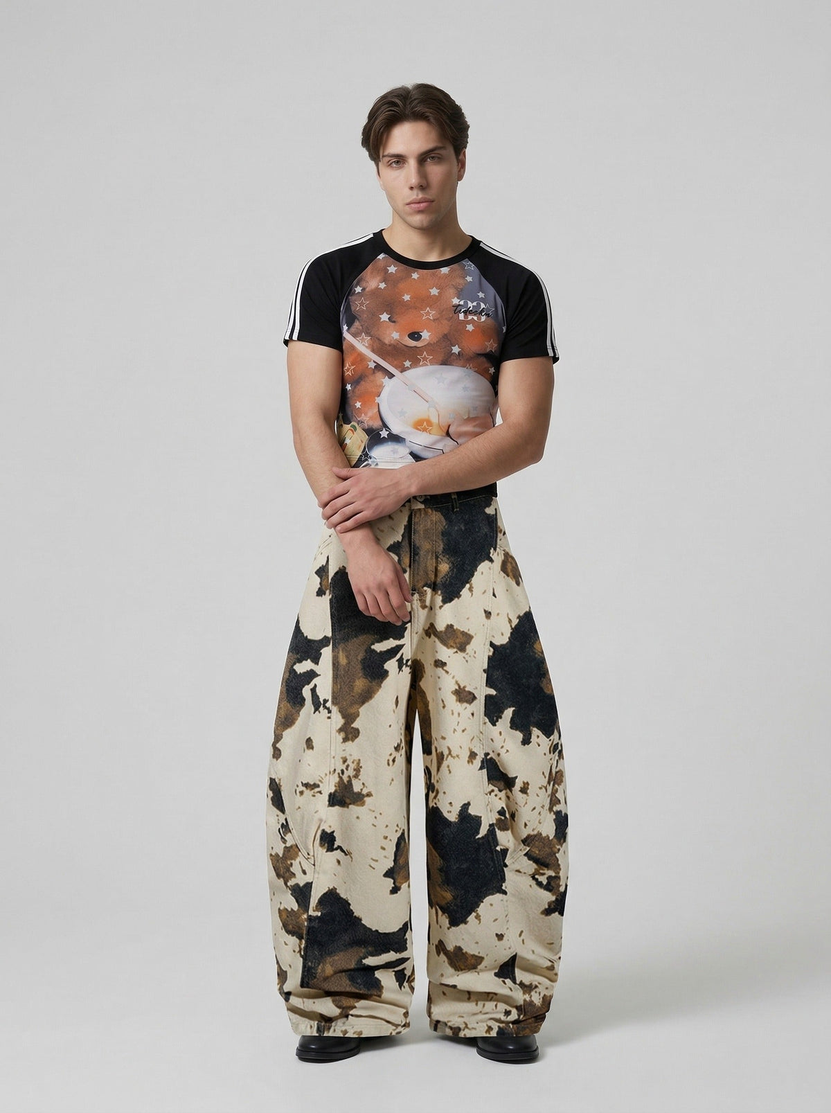 DAXUEN Black raglan teddy bear graphic T-shirt — model photo