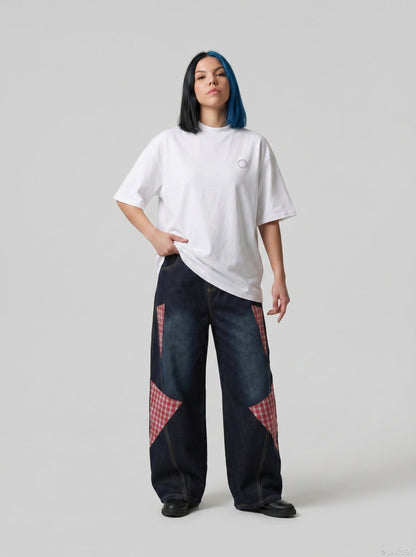 DAXUEN Oversized short-sleeve graphic t-shirt in white and grey — model photo