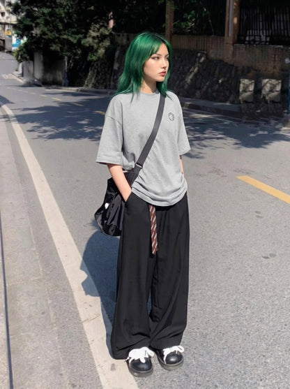 DAXUEN Oversized short-sleeve graphic t-shirt in white and grey — model photo