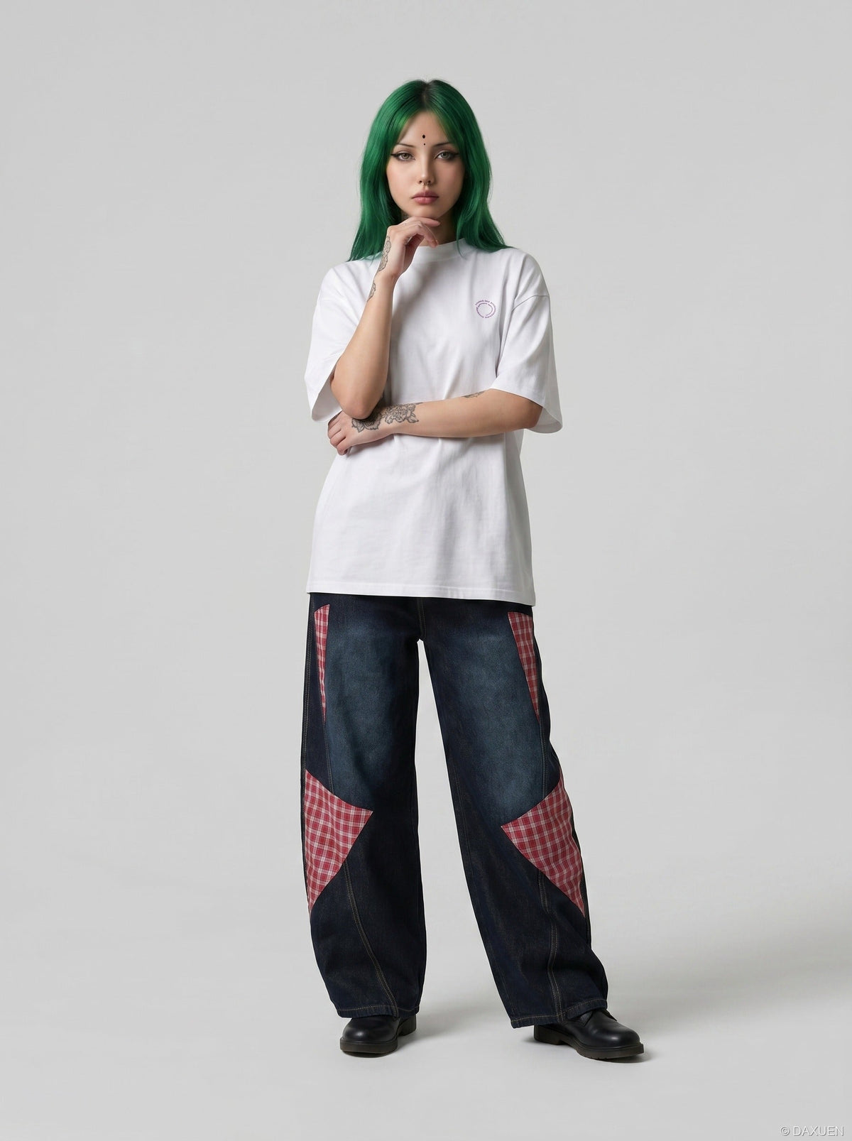 DAXUEN Oversized short-sleeve graphic t-shirt in white and grey — model photo
