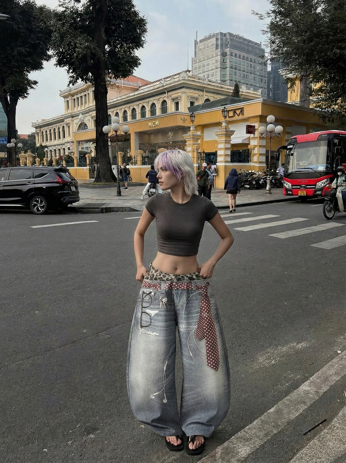 DAXUEN High-waisted wide-leg trousers with trompe l'oeil design — model photo