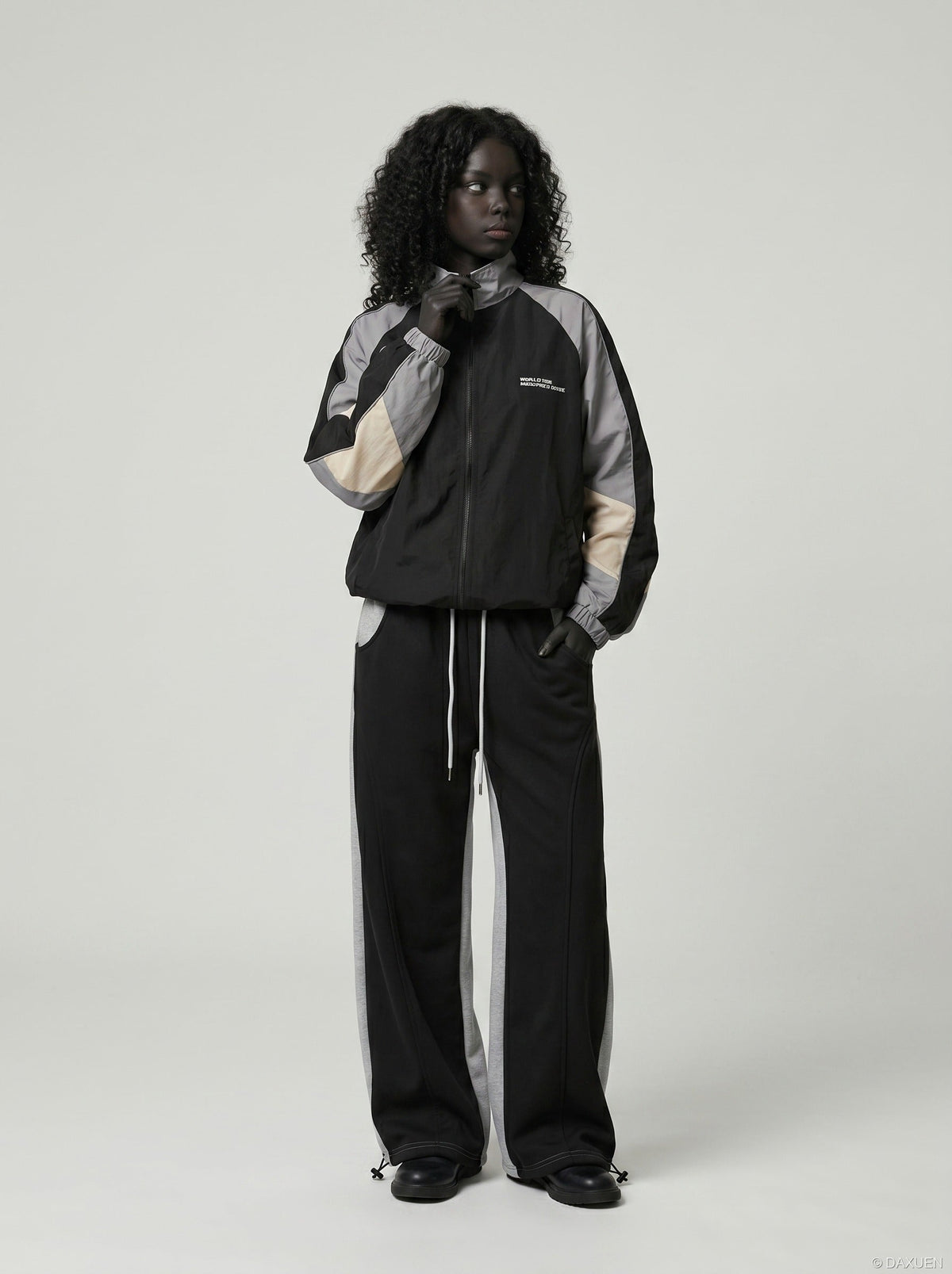 DAXUEN Two-tone loose-fit sweatpants with adjustable drawstrings — model photo