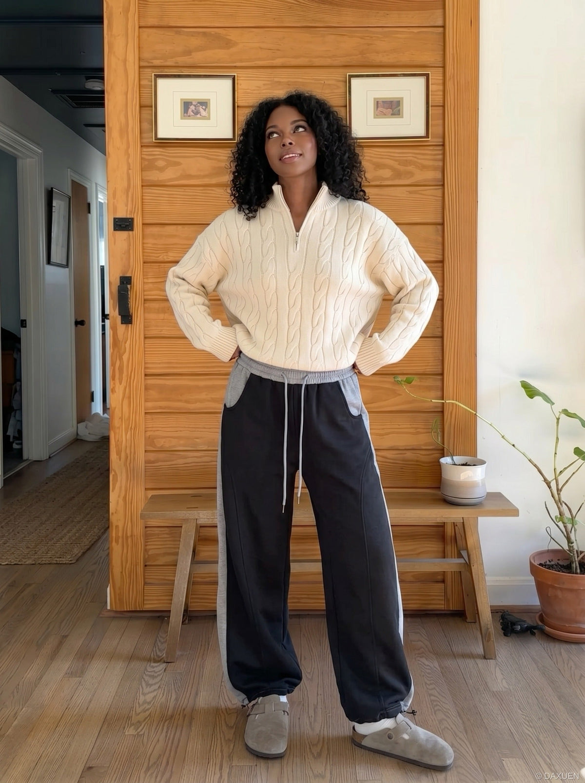 DAXUEN Two-tone loose-fit sweatpants with adjustable drawstrings — model photo