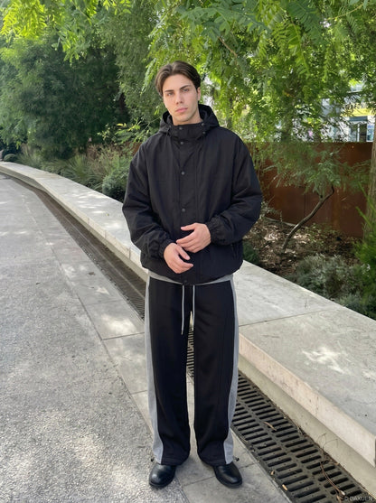 DAXUEN Two-tone loose-fit sweatpants with adjustable drawstrings — model photo