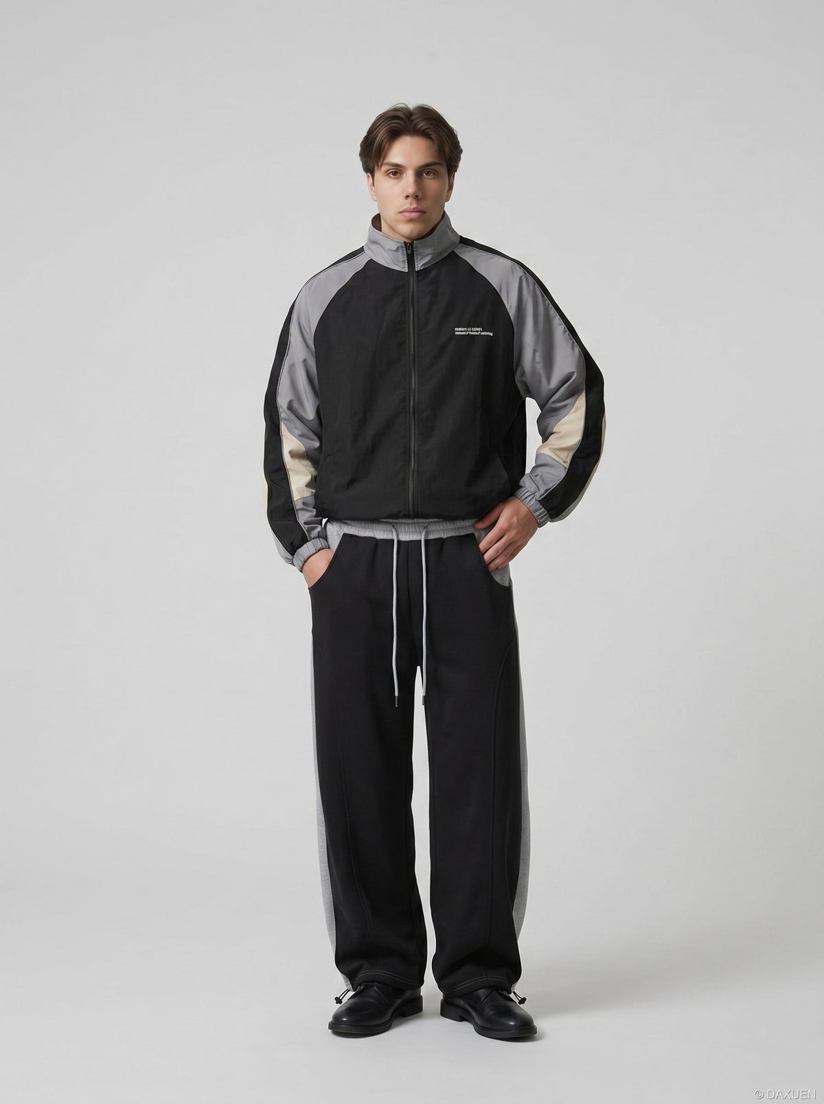 DAXUEN Two-tone loose-fit sweatpants with adjustable drawstrings — model photo