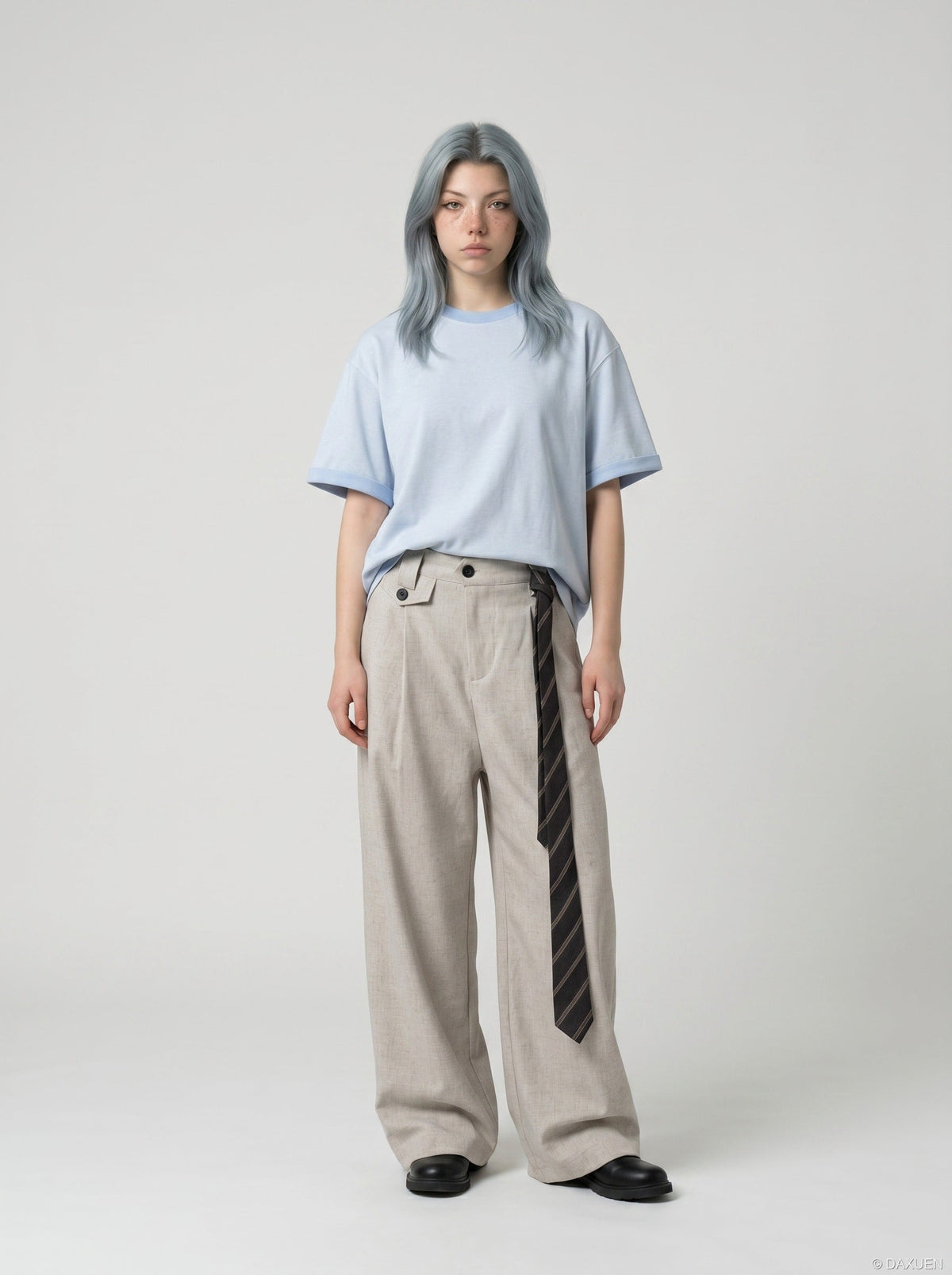 DAXUEN Two-tone oversized short-sleeved t-shirt — model photo